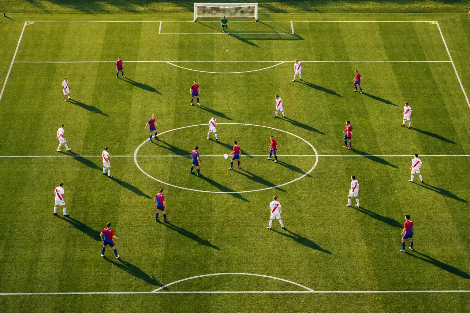 Vue aérienne d'un terrain de football avec positionnement tactique des joueurs