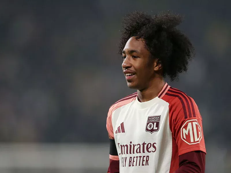 Malick Fofana, ailier rapide de Lyon en pleine action de dribble